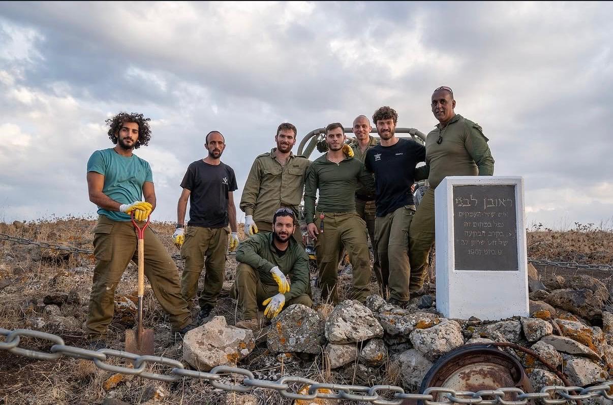 הקבוצה ליד האנדרטה